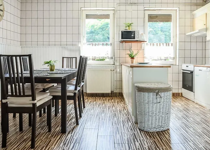 Apartmanhaz * באלאטונפורד